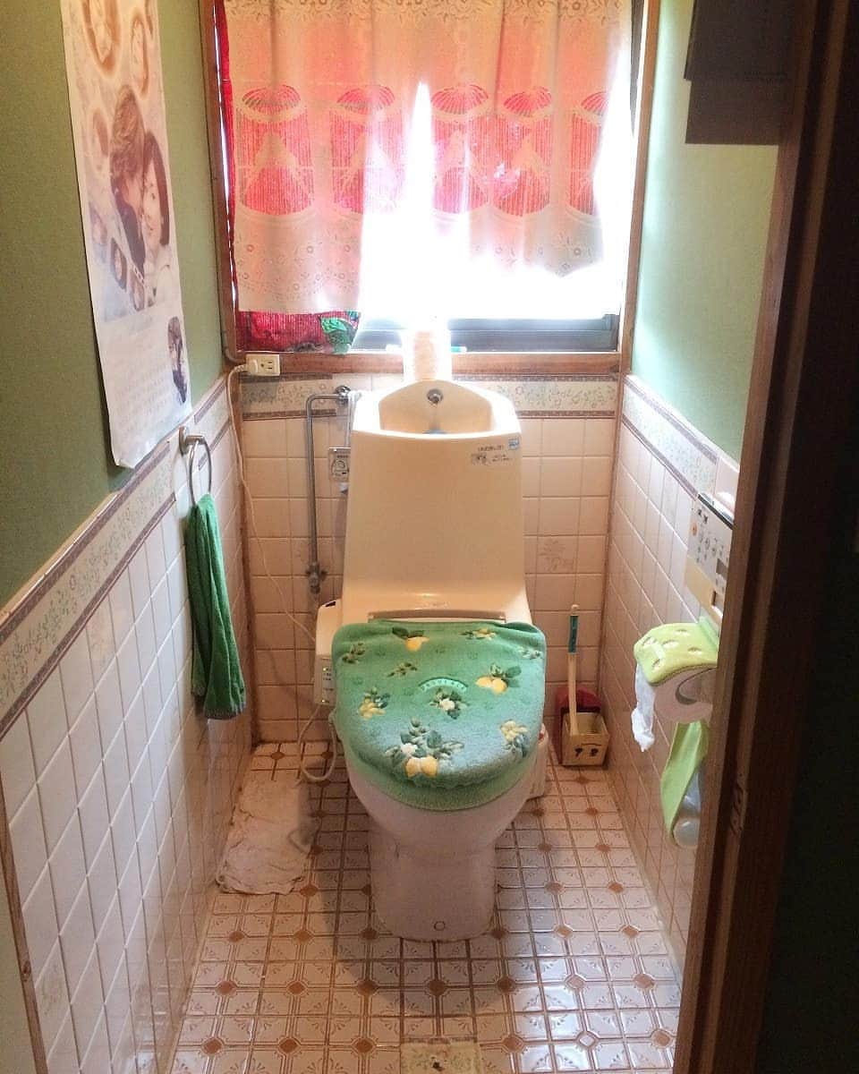 有限会社 稲葉製材住宅さんのインスタグラム写真 - (有限会社 稲葉製材住宅Instagram)「どーも、今村です🤥 トイレ工事のビフォーアフター🚽 掃除のしにくいタイルから お手入れ楽なシート床にしました こちらのお宅はトイレが2つあったので 数日に掛けて工事しましたが トイレが一つしかない家は1日で終わらせたりする場合も💦 最近では節水型のトイレが普及しているので 水道代も抑えられます👍 トイレだけの交換も出来るので 詳しくはお尋ね下さい😌  #トイレ工事#リフォーム#トイレ取替え#工事#解体#家#家づくり#マイホーム#マイホーム計画#新築#住宅#暮らし#使いやすい家#暮らしやすい家#日々#生活#シンプル#リノベーション#リノベ#工務店#熊本#玉名#山鹿#荒尾#稲葉製材住宅#イナバ」6月22日 13時44分 - inaba_home
