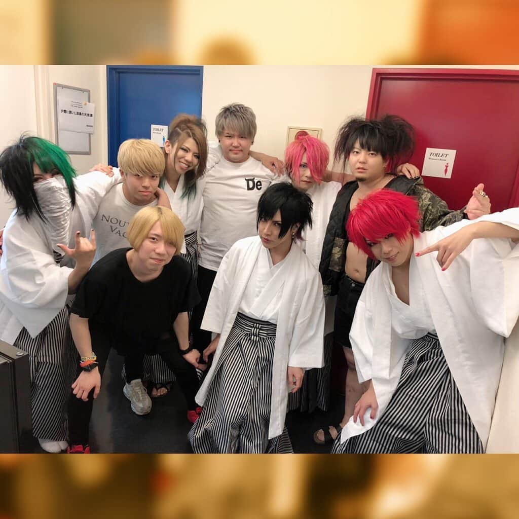 己龍のインスタグラム：「6.21新宿BLAZE 己龍主催公演「天威武鳳」🐉 己龍 ／ 夕闇に誘いし漆黒の天使達  ありがとうございました👏  カッコイイ全景写真を撮ってくれました📸✨ありがとうございます🎶 @yamaking_photo  #己龍 #kiryu #夕闇に誘いし漆黒の天使達 #黒崎眞弥 #酒井参輝 #九条武政 #一色日和 #遠海准司」