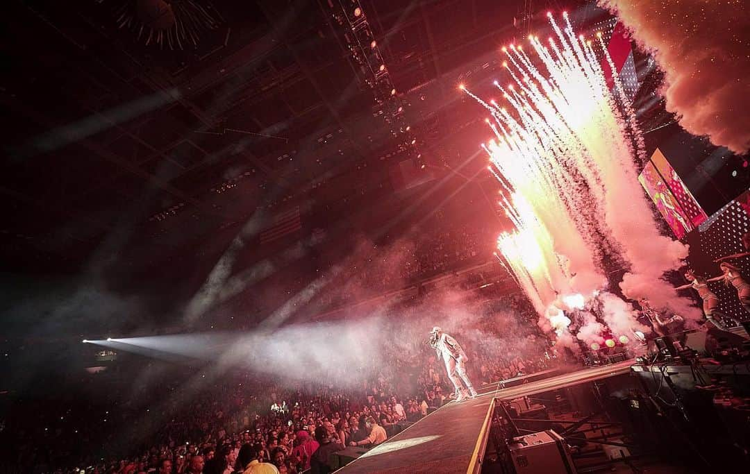 ウィジンさんのインスタグラム写真 - (ウィジンInstagram)「Gracias @americanairlinesarena #miami  por darnos tanto amor y cariño,noche mágica , energía impresionante #comoantestour🌎🥋🥋 gracias @romeosantos por siempre estar para nosotros @ @wisinyyandel 🕺🏼💃🔥🔥🔥🔥」6月22日 13時53分 - wisin