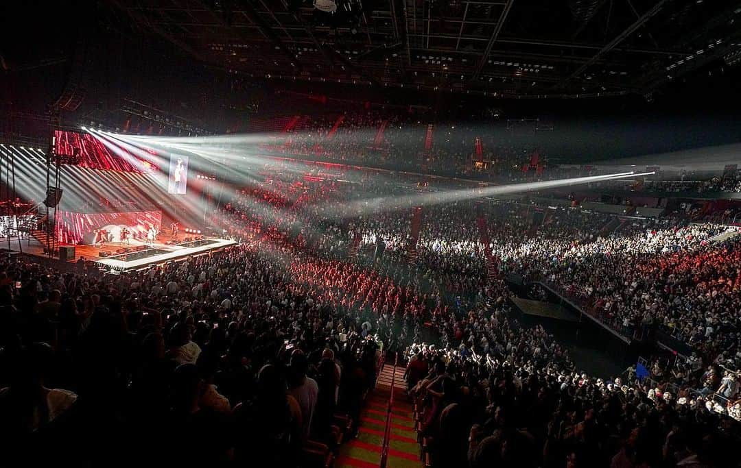 ウィジンさんのインスタグラム写真 - (ウィジンInstagram)「Gracias @americanairlinesarena #miami  por darnos tanto amor y cariño,noche mágica , energía impresionante #comoantestour🌎🥋🥋 gracias @romeosantos por siempre estar para nosotros @ @wisinyyandel 🕺🏼💃🔥🔥🔥🔥」6月22日 13時53分 - wisin