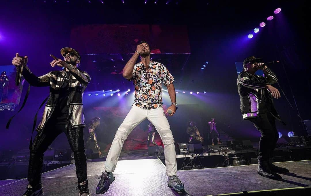 ウィジンさんのインスタグラム写真 - (ウィジンInstagram)「Gracias @americanairlinesarena #miami  por darnos tanto amor y cariño,noche mágica , energía impresionante #comoantestour🌎🥋🥋 gracias @romeosantos por siempre estar para nosotros @ @wisinyyandel 🕺🏼💃🔥🔥🔥🔥」6月22日 13時53分 - wisin