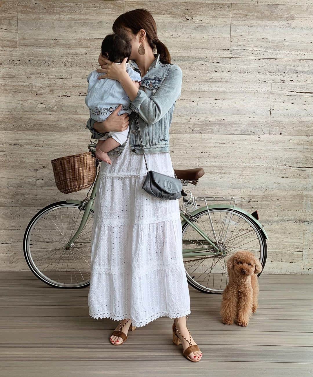 Shokoさんのインスタグラム写真 - (ShokoInstagram)「＊Lifestyle＊ It’s been a very busy and stressful week as I’ve had a few nights of no sleep due to baby’s fever 🥵 but finally feeling relieved! Twining blue denim outfit with the baby. ・ Also happy to be able to fit in these sandals again as during my pregnancy I wasn’t able to fit any of my sandals due to water retention. ・ #outfit | jacket #levis | dress #boughtoffthestreet | sandals #gianvitorossi | bag #chanel #elleme | #babyoutfit #zarakids #ママコーデ」6月22日 13時53分 - simplytokyo