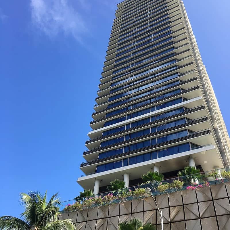 Trump Waikikiさんのインスタグラム写真 - (Trump WaikikiInstagram)「On this first day of summer, we wish you Happy Aloha Friday! Enjoy this glimpse of Hawaiian paradise. #trumpwaikiki  #luxuryhotelwaikiki #luxurytravel #familytravel #multigenerationaltravel #romancetravel #waikiki #oceanview #summersolstice #firstdayofsummer  #lethawaiihappen #visitoahu  ハッピー・アロハ・フライデー！  #トランプワイキキ #5つ星ホテル #ラグジュアリートラベル #オーシャンビュー #アロハフライデー」6月22日 4時59分 - trumpwaikiki