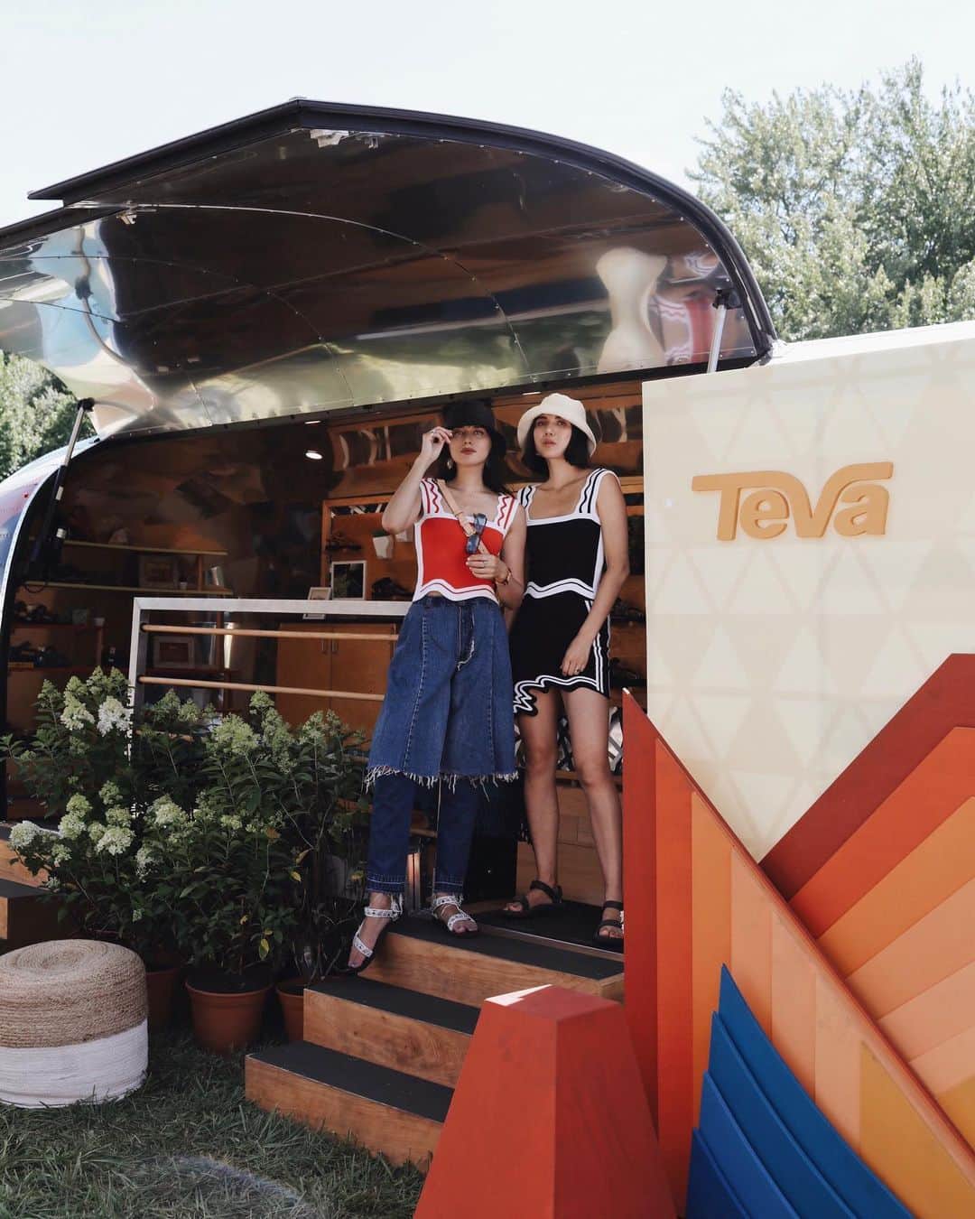 Tevaさんのインスタグラム写真 - (TevaInstagram)「We out here! The #TevaOutpost is officially ready to rock at @fireflymusicfestival. Make like the #SuarezSisters and come hang!」6月22日 5時12分 - teva