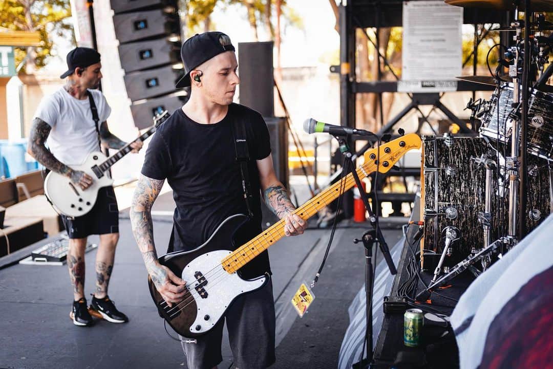 ジャスティン・ヒルズのインスタグラム：「DALLAS! 5PM! Who’s here at @rockstardisrupt today? Photo: @itsdannytodd」