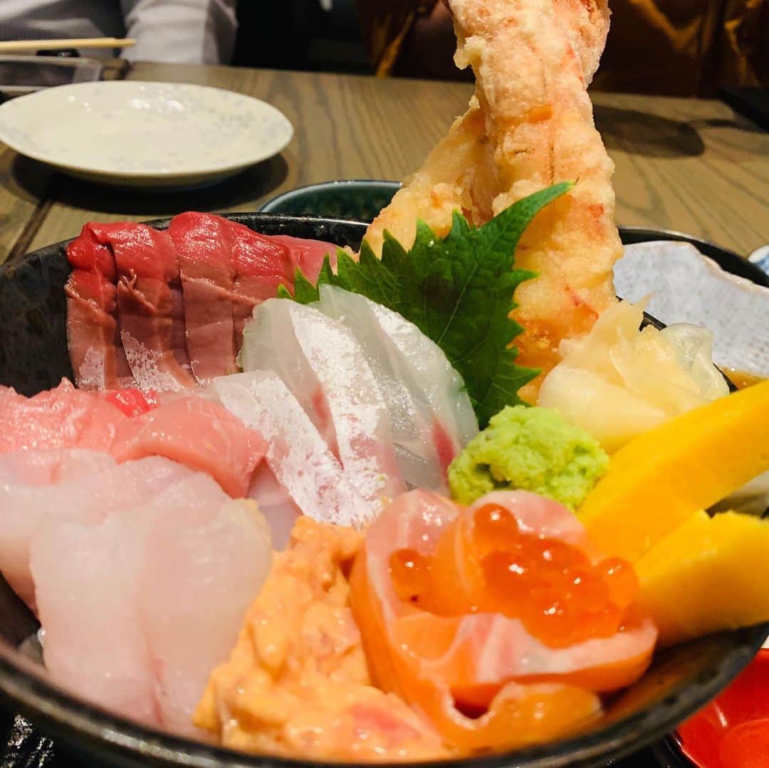 一条もんこさんのインスタグラム写真 - (一条もんこInstagram)「食べあるキングinニューヨーク。 初日はフリータイムでしたが、これからが本番です！  今回は食材探求ツアーの一環で、飲食業界のフグ最大手の「とらふぐ亭」、「WOKUNI」を手がける企業さんとのコラボ企画で来ています。  日本の魚文化を世界に伝えるアドバイザーとして、6人でニューヨークと日本を繋げる提案を行います＾＾ WOKUNIさんのランチタイムにて。  いま、ニューヨークで大注目のうおくに丼。$24。 鮮度抜群のお刺身がたっぷり！そこに 15cm以上はあろう巨大な海老天が2本！圧巻です。お刺身と天ぷらの、和食二大巨塔コラボが成立。 脇に添えられたハラペーニョで辛味を入れたタルタル風ソースがまた絶品です、、、♡ １日に15食限定のため、毎日すぐに完売になってしまうそうです。が！ それがなんと、7月から日本では吉祥寺と下北沢の店舗で食べられることになるそうです、、、！！ 他にも女性に大人気にばらちらしや、牛丼、焼き魚定食、スイーツにもそれぞれこだわりを感じました。  コラボ企画ではカレー担当として、このような鮮魚や和食とどう結びつけていくか、、新しいものを考えることが本当に楽しい！ 進化した食文化の追求をします。 #食べあるキング#食材探求ツアー#アメリカ#ニューヨーク#WOKUNI#とらふぐ亭#ミシュラン#ビブグルマン#魚文化を日本に#7月に日本へ#吉祥寺#下北沢#アドバイザー#カレー担当#一条もんこ」6月22日 5時15分 - monko1215