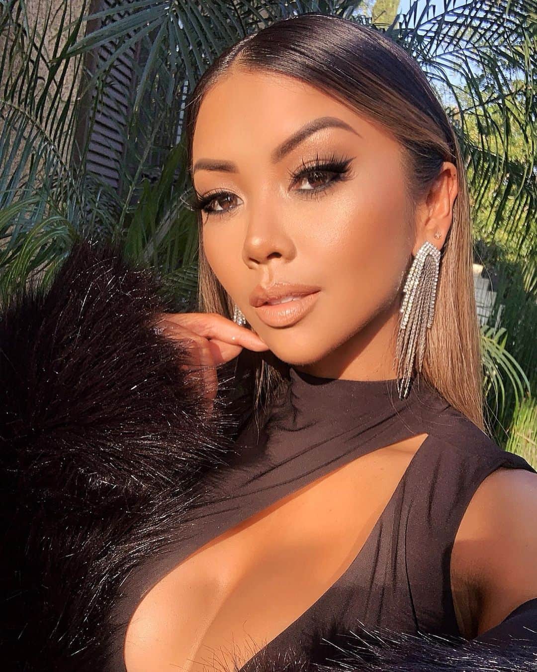 リアン Vのインスタグラム：「Red carpet ready 🖤 (Swipe to see the full look)」