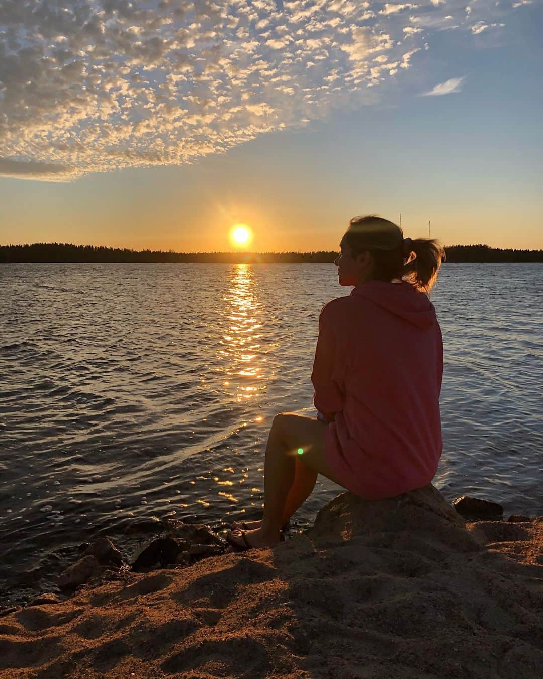 のインスタグラム：「Hyvää Juhannusta (Happy Midsummer)☀️ no filter needed for the midnight sun here in Finland. It’s so freggin beautiful here 😭」