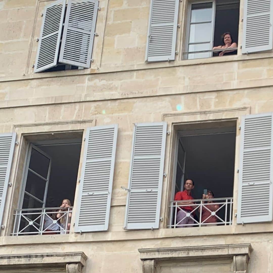 カリーヌ・ロワトフェルドのインスタグラム：「PFMW: front rows✌️」