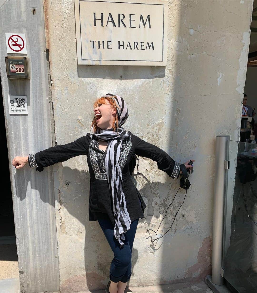 ボニー・モーガンのインスタグラム：「The Harem at Topkapi Palace! I need an adult!! Maybe I shouldn’t have made that left turn at Albuquerque! 😜#sendhelp #sendthecavalry #adventuresofbendybonnie #danceoftheharemgirl #topkapiharem  #fancy #topkapipalace #istanbul #shenanigans #bendybonnie」