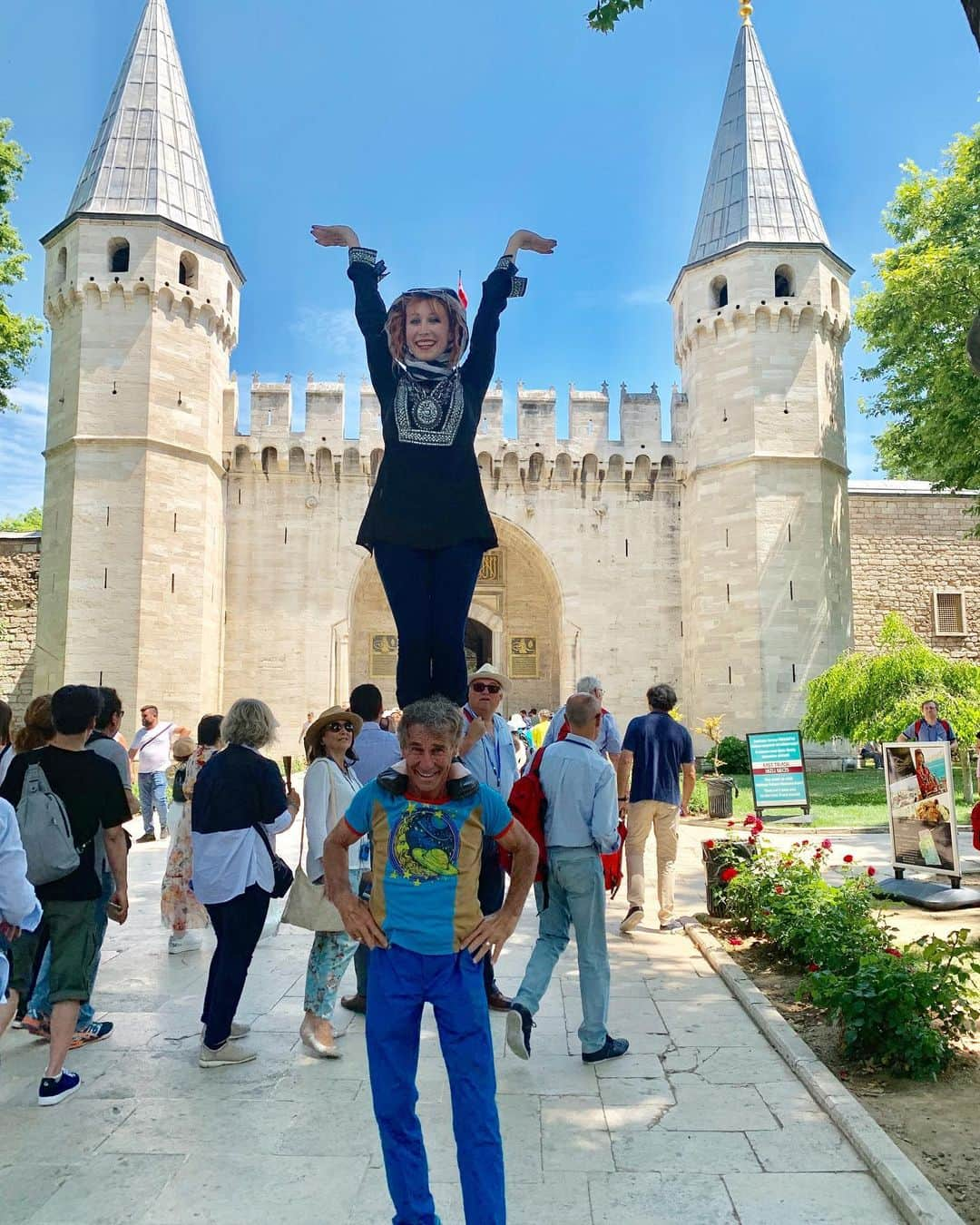 ボニー・モーガンさんのインスタグラム写真 - (ボニー・モーガンInstagram)「Dad to the rescue!! We escaped the Harem at Topkapi Palace using our acrobatic skills!! #nothingtoseehere #adventuresofbonanddad #topkapipalace #haremescape #dadtotherescue #acrobrats #shenanigans #istanbul #notconstantinople #bendybonnie」6月22日 5時45分 - bendybonnie