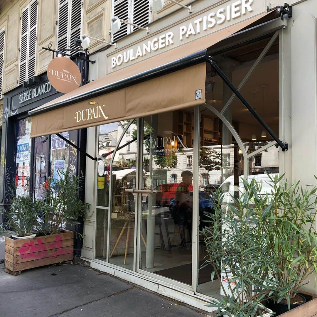 里井真由美さんのインスタグラム写真 - (里井真由美Instagram)「🇫🇷パリに飛んで来ましたーー✈️ ・ お仕事で弾丸なのですが、パリのパン屋さんも巡っててショーケースのセンスとか大好き〜❤️🇫🇷 ・ ・ パリのバゲットコンクールで入賞した名店や人気店を7店ほど ・ ・ ここはビゴの店のシェフのおすすめ店 ●Dupain  20 Boulevard des Filles du Calvaire 75011 Paris ・ ・ シンプルなバゲットやクロワッサン、サンドイッチの陳列とかも楽しくて、すごく人気高かったです。 ・ ・ パリのフランスパンやクロワッサンを改めて体感ちゅー🥖🥐 ・ ・ →で、パリでも綾鷹飲んでます。笑 ・ ・ お仕事で来たのであっという間に帰国になりそうですが、出来るだけ食べるぞー❤︎ ・ ・ #フランスパン#フランス#パン#クロワッサン#1級フードアナリスト里井真由美 #里井真由美#凱旋門#ありが糖運動  #フランス観光開発機構#綾鷹#パリとわたし#パリとわたし2019#パリ」6月22日 5時56分 - mayumi.satoi