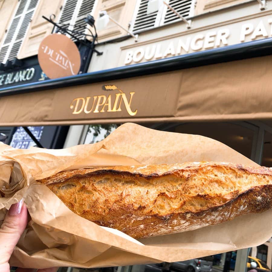 里井真由美さんのインスタグラム写真 - (里井真由美Instagram)「🇫🇷パリに飛んで来ましたーー✈️ ・ お仕事で弾丸なのですが、パリのパン屋さんも巡っててショーケースのセンスとか大好き〜❤️🇫🇷 ・ ・ パリのバゲットコンクールで入賞した名店や人気店を7店ほど ・ ・ ここはビゴの店のシェフのおすすめ店 ●Dupain  20 Boulevard des Filles du Calvaire 75011 Paris ・ ・ シンプルなバゲットやクロワッサン、サンドイッチの陳列とかも楽しくて、すごく人気高かったです。 ・ ・ パリのフランスパンやクロワッサンを改めて体感ちゅー🥖🥐 ・ ・ →で、パリでも綾鷹飲んでます。笑 ・ ・ お仕事で来たのであっという間に帰国になりそうですが、出来るだけ食べるぞー❤︎ ・ ・ #フランスパン#フランス#パン#クロワッサン#1級フードアナリスト里井真由美 #里井真由美#凱旋門#ありが糖運動  #フランス観光開発機構#綾鷹#パリとわたし#パリとわたし2019#パリ」6月22日 5時56分 - mayumi.satoi