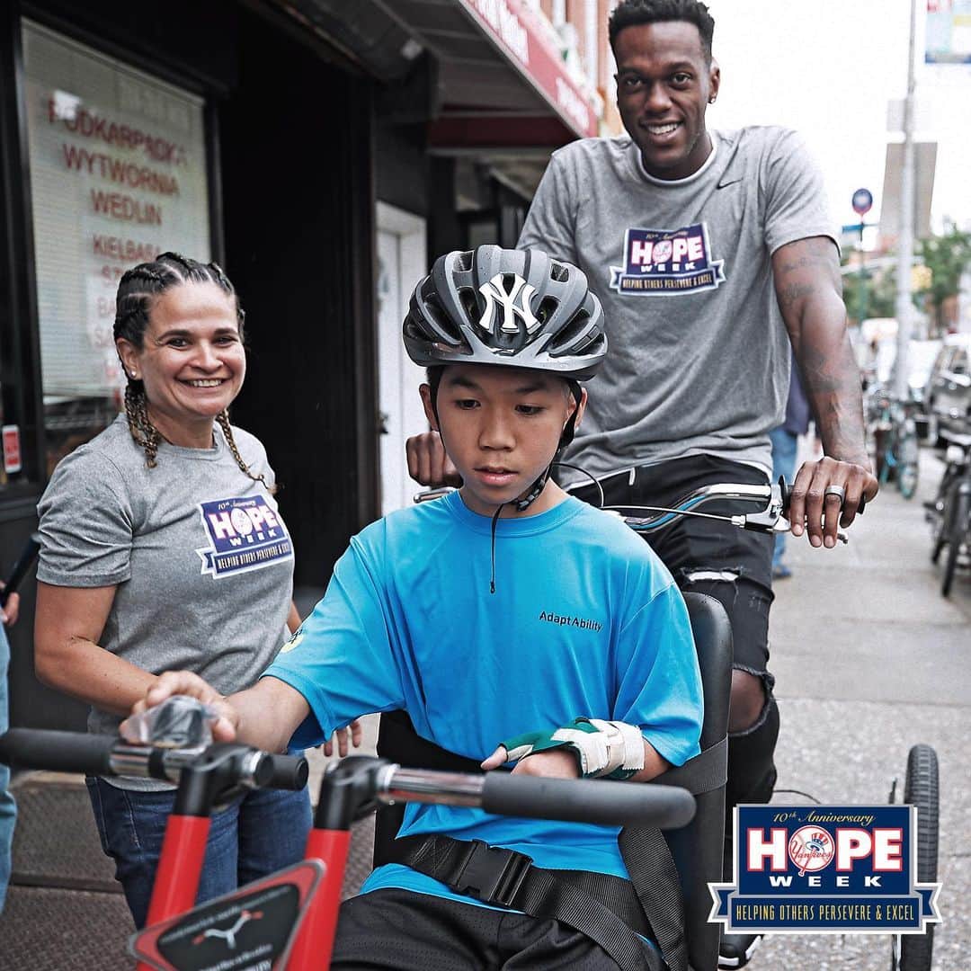 ニューヨーク・ヤンキースさんのインスタグラム写真 - (ニューヨーク・ヤンキースInstagram)「Today's #HOPEWeek honoree is Sandra Alfonzo, founder of @adaptability.bike, which builds adaptive bicycles for mobility-challenged kids. We surprised 14-year-old Kiko with a new ride and helped take it out for a test run.」6月22日 6時00分 - yankees