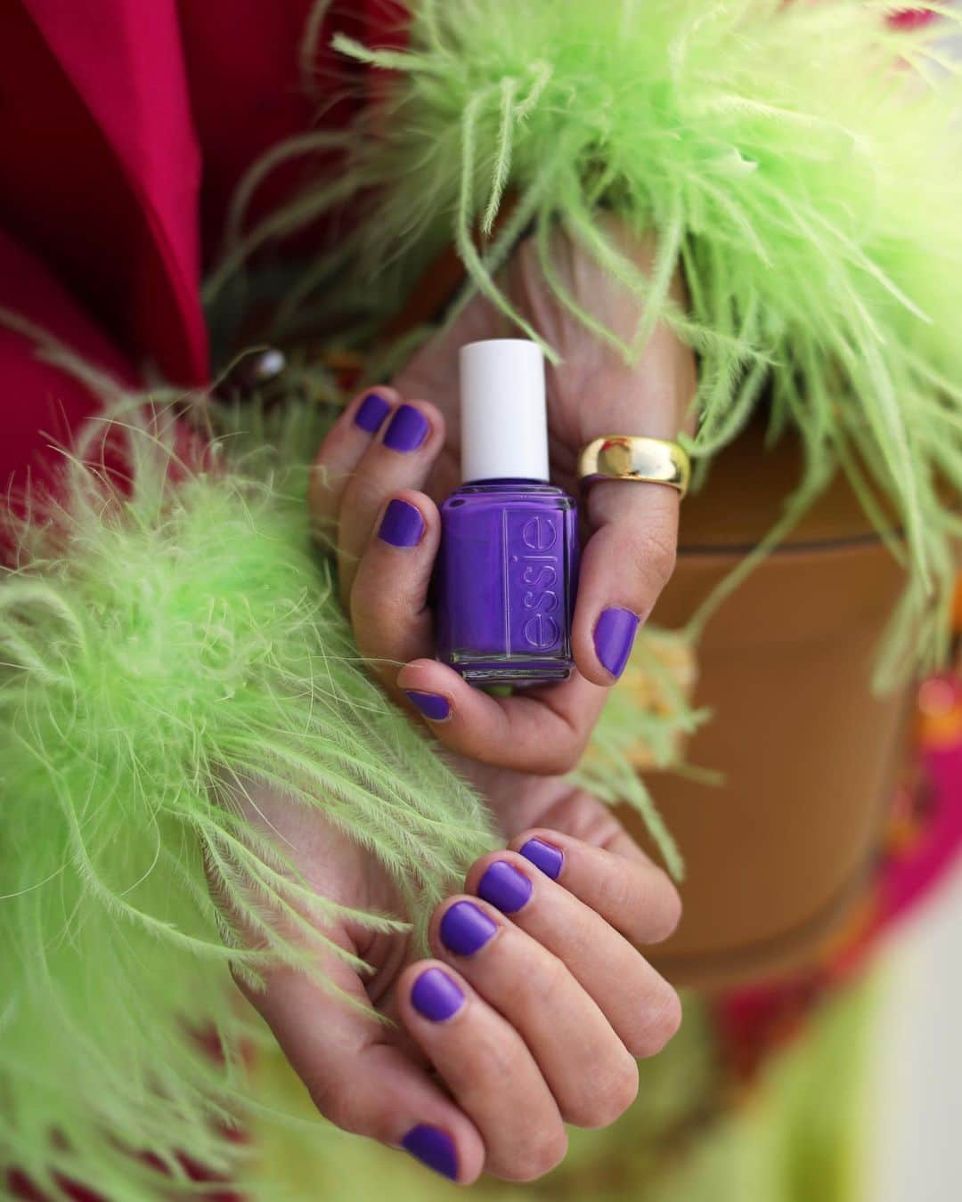 ブレア・イーディーさんのインスタグラム写真 - (ブレア・イーディーInstagram)「<bold & bright // neon nails and feather fringe in the @essie summer collection> Wearing 'Tangoed in Love' & 'Strike a Rose' #essiesummer2019 #ad」6月22日 6時08分 - blaireadiebee