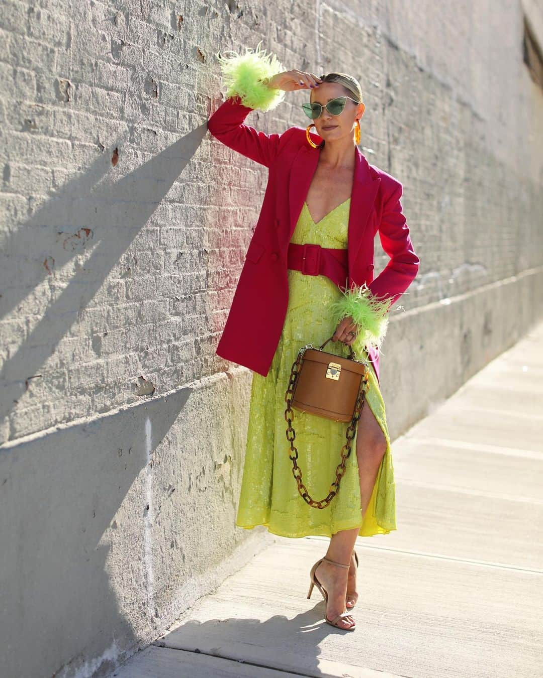 ブレア・イーディーさんのインスタグラム写真 - (ブレア・イーディーInstagram)「<bold & bright // neon nails and feather fringe in the @essie summer collection> Wearing 'Tangoed in Love' & 'Strike a Rose' #essiesummer2019 #ad」6月22日 6時08分 - blaireadiebee