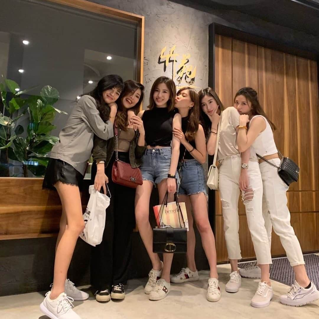 NueNueさんのインスタグラム写真 - (NueNueInstagram)「Friday night with my hotties🔥 #莫名的穿衣默契」6月22日 6時10分 - iop_1004