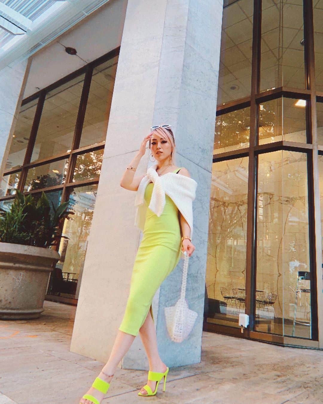 AikA♡ • 愛香 | JP Blogger • ブロガーのインスタグラム：「LIME x NEON 💚 Wasn’t a big fan of a bodycon midi dress before but now I am obsessed and I have 4 of them in different colors & prints! And sweater over shoulder is the new best summer “outerwear” when you cant find a perfect jacket in your closet. Chic, stylish yet practical 😉🙌🏻 Selling the exact bodycon dress on my @poshmark - swipe up on my IG stories 👗 ⊶ Dress - @urbanoutfitters  Sweater - @hm  Sandals - @shoedazzle  Bag - @urbanoutfitters  Sunnies - @zerouv ⊷ #mypersonalstyle #uoonyou #neongreen #petitefashion #summerlooks #stylingtips #petitefashion」