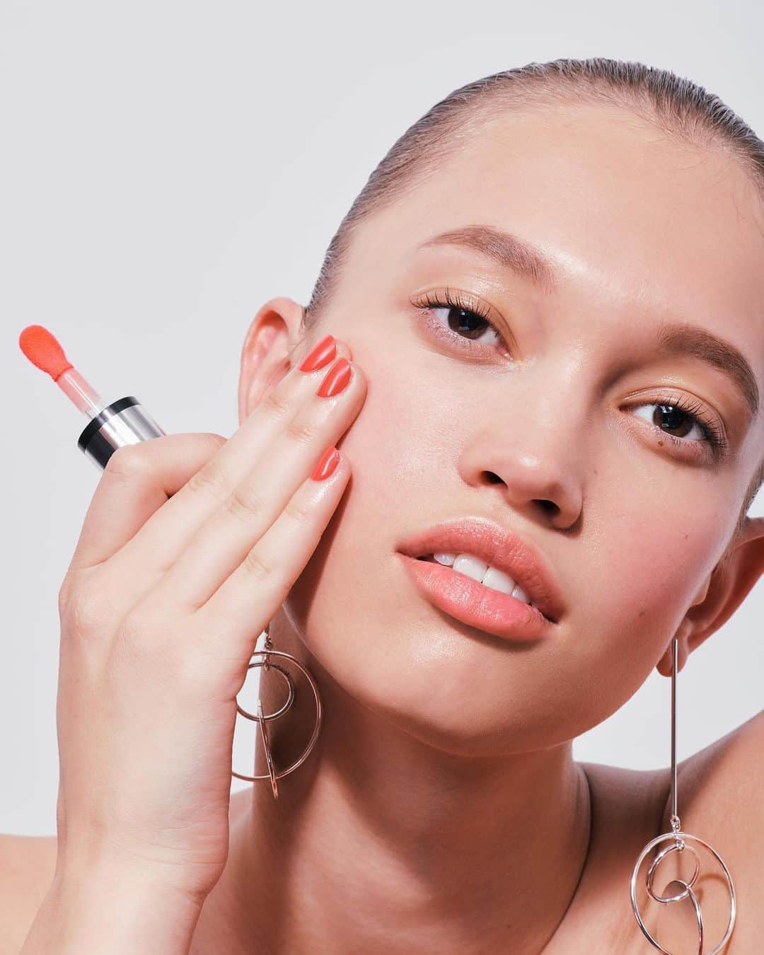 Revlonさんのインスタグラム写真 - (RevlonInstagram)「Summer’s minimal makeup: pink cheeks 💕 and a coral coat 💅🏽 . Create @patricia.zajacova look with #PhotoReady Cheek Flushing Tint in Haute and #GelEnvy in Pocket Aces  #blush #summermakeup #motd」6月22日 6時15分 - revlon