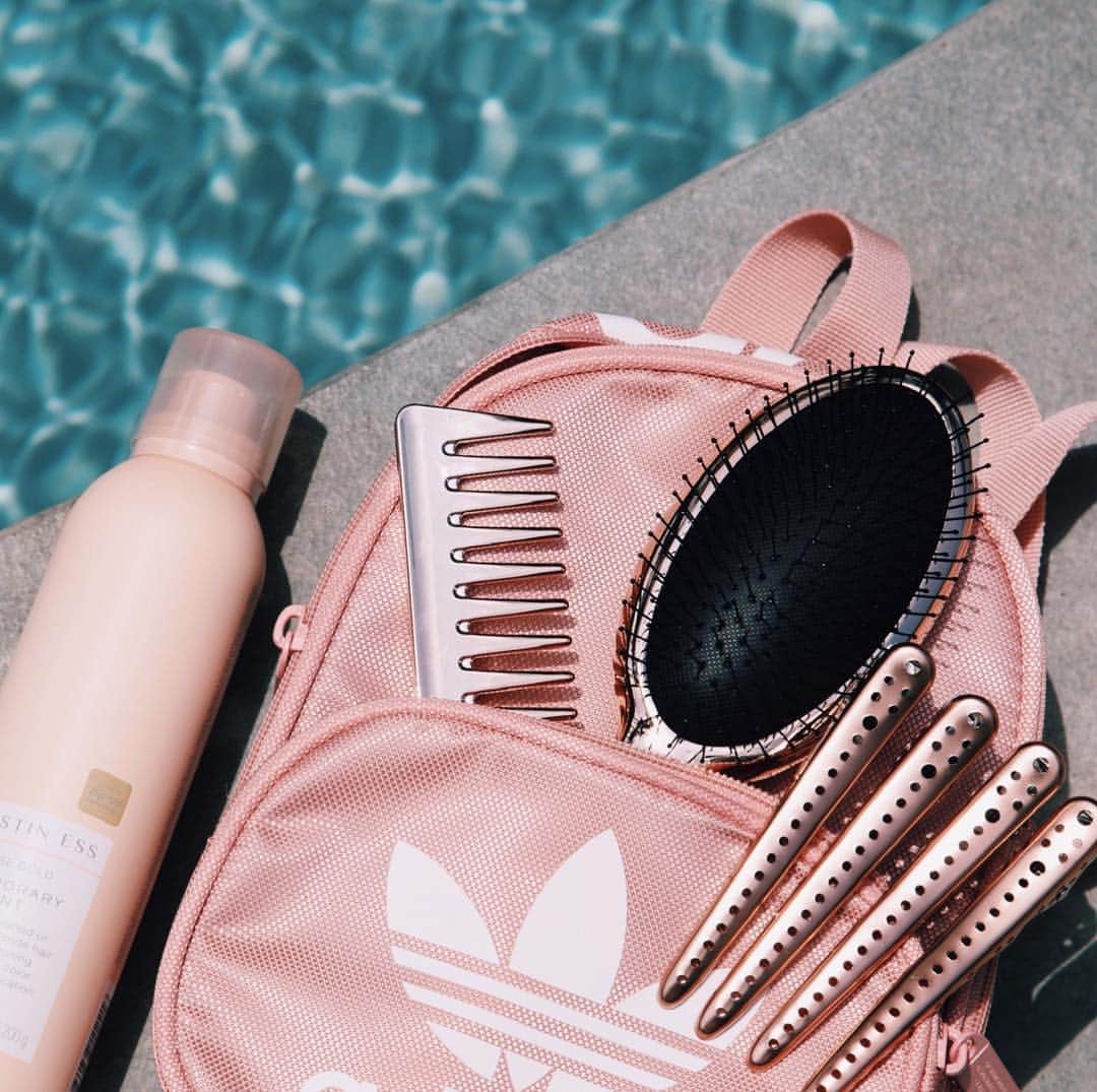 Kristin Essのインスタグラム：「UPDATE: THIS CONTEST HAS ENDED. I WILL ANNOUNCE WINNERS MONDAY! 💕 THIS IS THE SWEETEST MOST FULFILLING CONTEST OF ALL TIME. 😭 GONNA BE HARD TO CHOOSE. 🖤 It’s officially the first day of summer and I think we need to celebrate with a giveaway 🤸‍♀️ I saw these really cute mini pink backpacks so I casually bought 60 and filled them with my favorite rose gold things for summer... Rose Gold Temp Tint, Rose Gold Wide-Tooth comb, Rose Gold Sectioning Clips and my true MVP, the Rose Gold Detangling Brush. Winning one for you and one for a friend couldn’t be easier. 👯‍♀️👯‍♂️All you have to do is tag them in this post and and say something nice about them 💕💬 I’ll pick my 30 favorite comments. If you win, I’ll send you 2 bags, one for you and one for them. 💕 YES, this is open internationally 🌏 This giveaway will run for 24 hours starting now 🕒 This giveaway is not an ad nor is it associated with the Adidas brand. I purchased these w my own cash monies, hunnies. Good luck, friends! ☀️ #giveaway #kristinesshair」