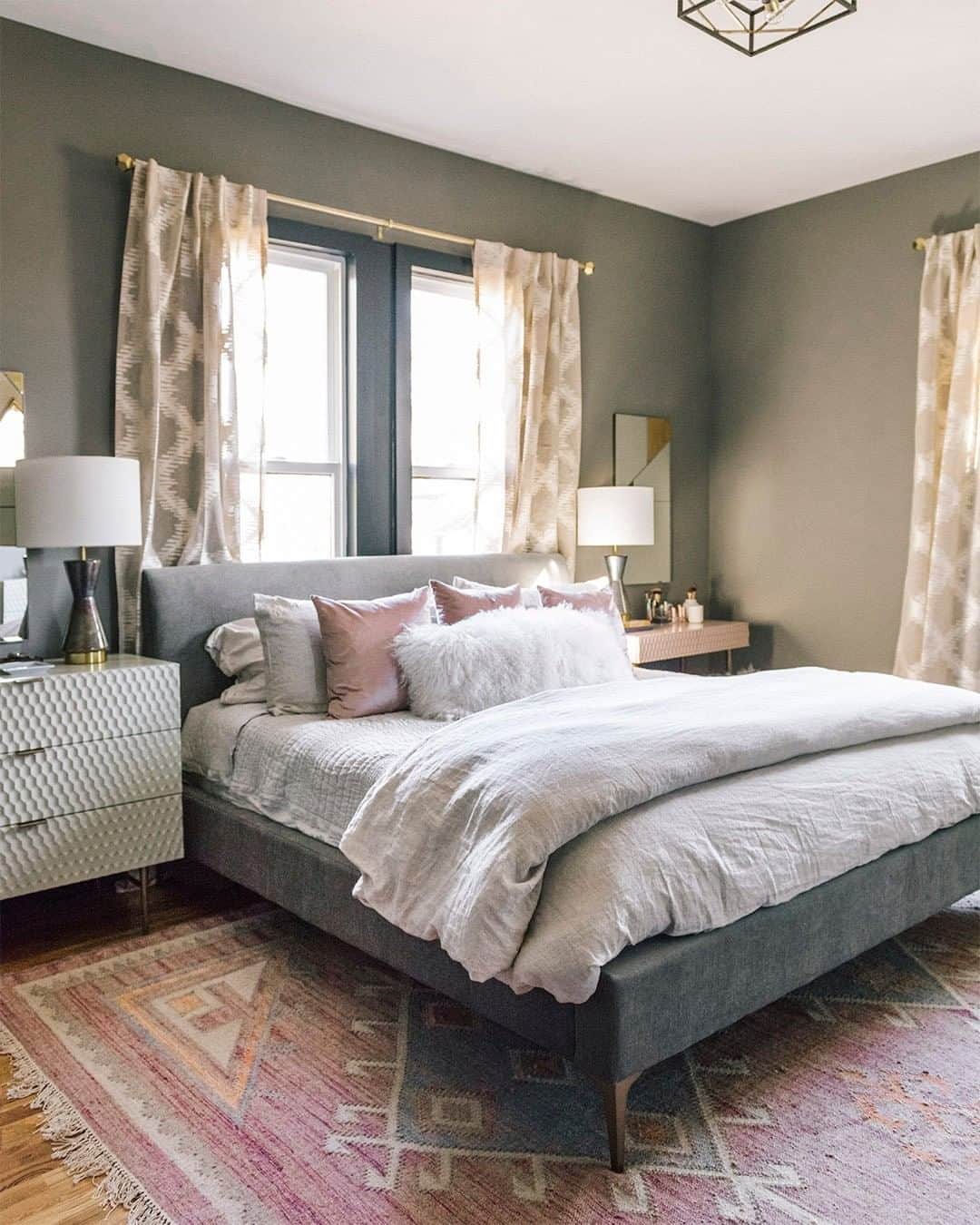 west elmさんのインスタグラム写真 - (west elmInstagram)「It's #FairTradeFriday, which means we're swooning over this @westelmnash Design Crew bedroom packed with #fairtrade favorites like the Cordoba Rug + Belgian Linen bedding! Shop all Fair Trade with the link in bio. 🙌 #fairtradeusa #fairtradebedding #fairtradedecor #bedroomgoals #nashville #tennessee #westelmdesigncrew」6月22日 6時18分 - westelm