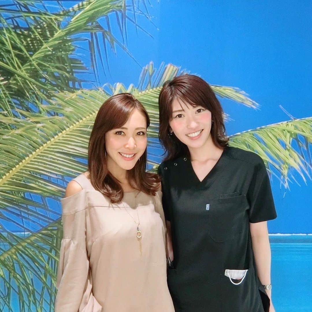 のインスタグラム：「本格的な夏を迎える前に#美容メンテ ✨ いつも美しいユミ先生と💓 こちらのクリニック、葉山に負けないリゾート感🏝😂🌈 ・ ・ #エスビューティークリニック #sbeautyclinic #渋谷美容クリニック #美容 #美容クリニック #美容皮膚科 #医療痩身 #渋谷 #レーザートーニング #アンチエイジング #美容点滴 #bnls #女医 #ビーチ #beach」