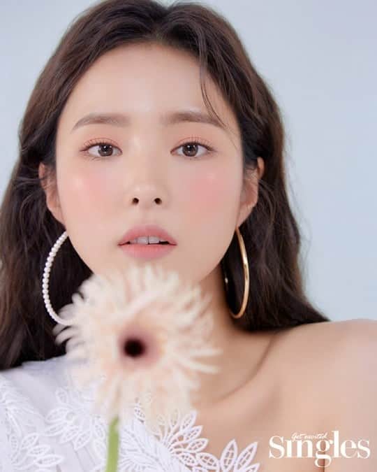 のインスタグラム：「Shin SeKyung @sjkuksee & Cha EunWoo @eunwo.o_c For SINGLES Magazine July Issue ❤ . . . . . . #신세경 #ShinSeKyung #asiangirl #koreangirl  #차은우 #チャウヌ #ChaEunWoo #이동민  #LeeDongMin #ASTRO  #아스트로 #koreanboy #koreancouple  #맞팔 #셀스타그램 #셀카 #얼스타그램 #데일리 #선팔  #like4like  #おしゃれ #オシャレ #いいね返し #フォロー #韓国人 #韓国 #セルカ #自撮り #ファッ」