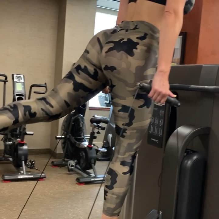 ホープ・ビールのインスタグラム：「Leg work! Have you used any of these machines for legs yet? . Fueled by @Redline_Energy #BlackDiamond fully dosed with 20,177mg of active ingredients for muscle building! - Follow the inventor of #RedlineEnergy #Redline @BangEnergy.CEO #BangEnergy #EnergyDrink」