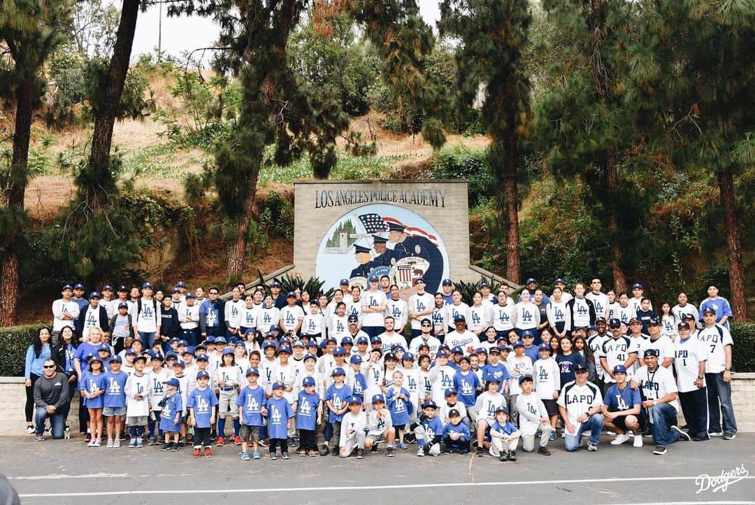 Los Angeles Dodgersさんのインスタグラム写真 - (Los Angeles DodgersInstagram)「The Dodgers kicked off @playball weekend at @lapdhq with @dugie11 and @im__ferg!」6月22日 6時30分 - dodgers