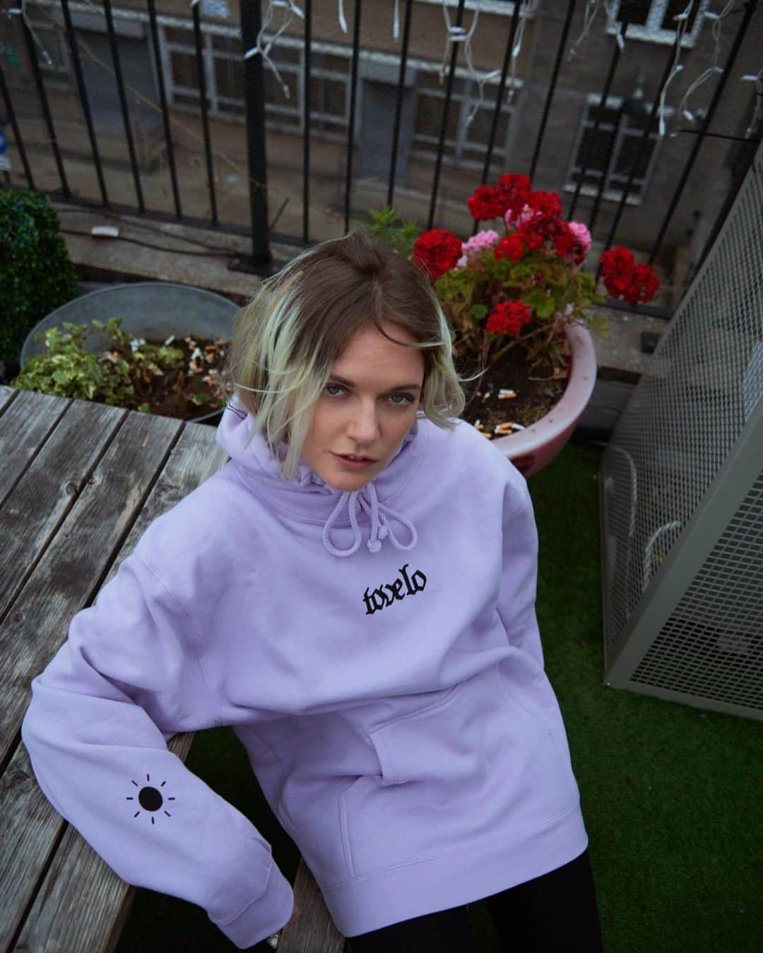 トーヴ・ローさんのインスタグラム写真 - (トーヴ・ローInstagram)「Icon Hoodie 💜 available now #sunshinekittykollection  free #gladhesgone heart sticker with purchase!」6月22日 6時45分 - tovelo