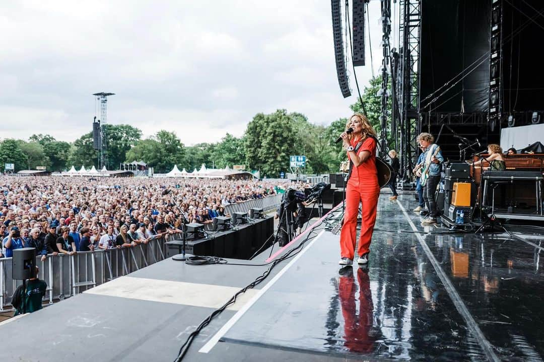 シェリル・クロウさんのインスタグラム写真 - (シェリル・クロウInstagram)「We had a blast playing in #Nijmegen Thursday night - you were an incredible crowd with awesome energy. Thanks for coming out! ☀️ ____________________________________________ #goffertpark #sherylcrow #tour」6月22日 6時53分 - sherylcrow