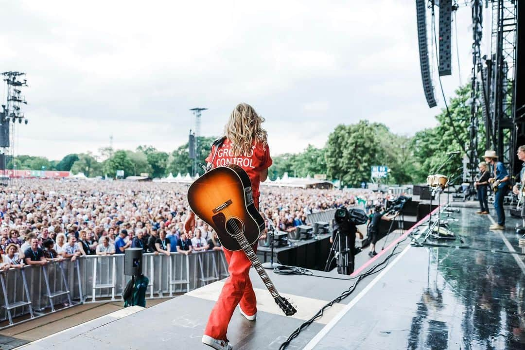 シェリル・クロウさんのインスタグラム写真 - (シェリル・クロウInstagram)「We had a blast playing in #Nijmegen Thursday night - you were an incredible crowd with awesome energy. Thanks for coming out! ☀️ ____________________________________________ #goffertpark #sherylcrow #tour」6月22日 6時53分 - sherylcrow