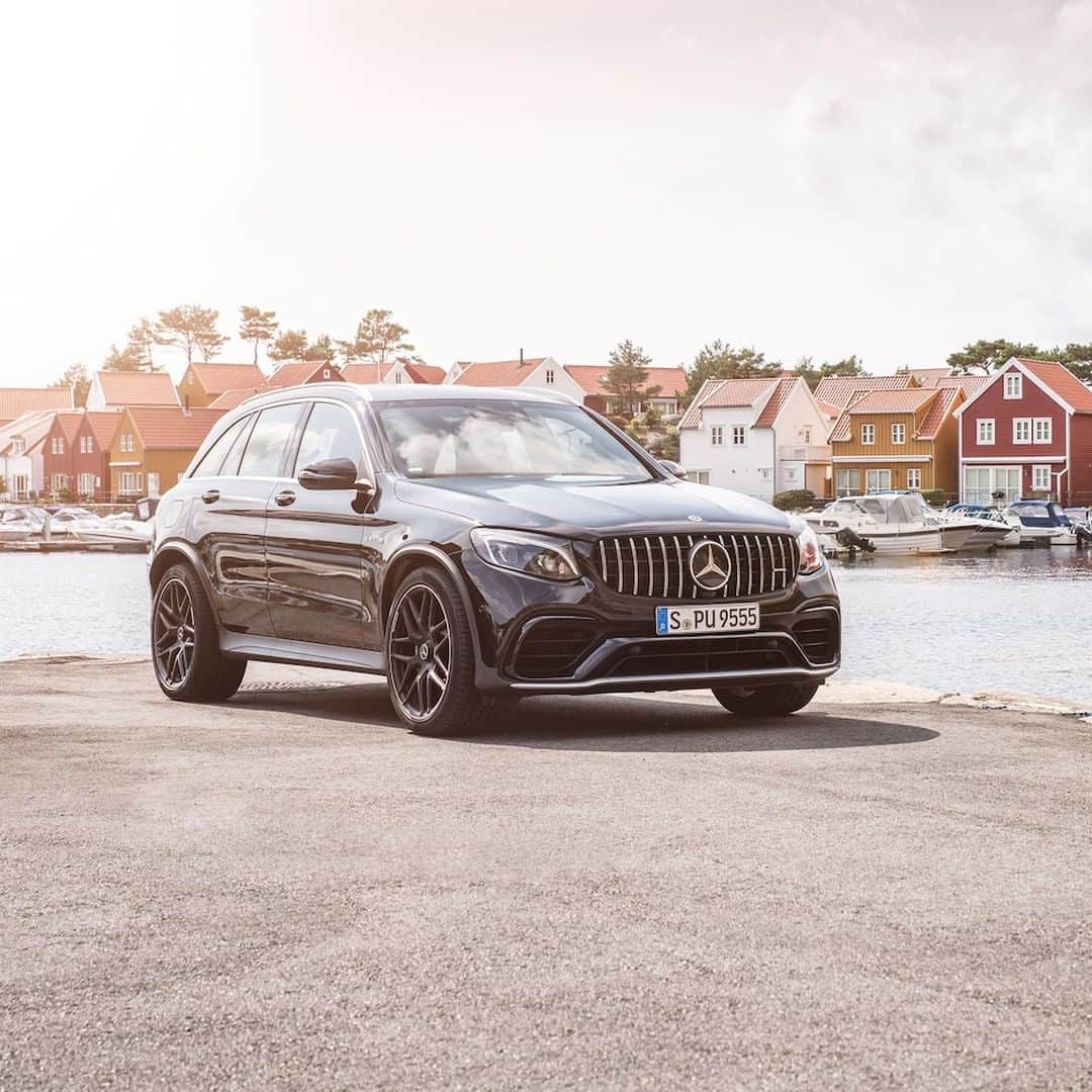 メルセデス・ベンツさんのインスタグラム写真 - (メルセデス・ベンツInstagram)「Making some vacation memories with the GLC.🌟 📸: @rauhutphotography for #MBsocialcar [Mercedes-AMG GLC 63 4MATIC+ | Kraftstoffverbrauch kombiniert: 12,4–12,2 l/100 km | CO₂-Emissionen kombiniert: 283–278 g/km | mb4.me/nefz] . #Mercedes #MercedesBenz #carsofinstagram #InstaCar #GLC #lighthouse」6月22日 6時55分 - mercedesbenz