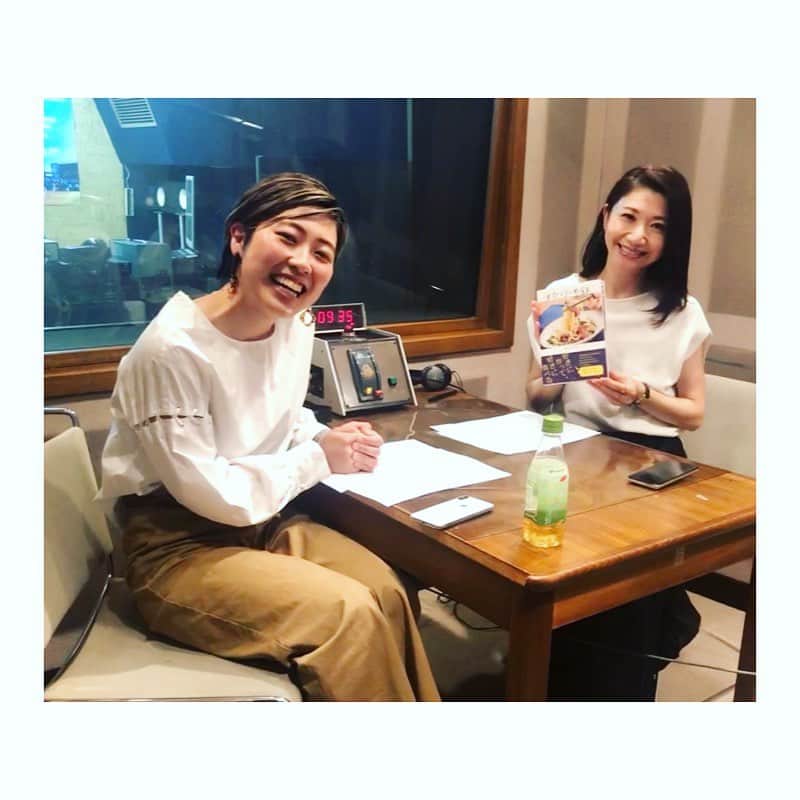 市橋有里のインスタグラム：「昨日のラジオはフードデザイナーの細川扶美さん @humihosokawa がゲストに来て下さいました♪決まった瞬間から楽しみにしていた収録だったので、いつも以上にテンション上がってたと思いますが…🤩笑 明るくてユーモアたっぷり、セブンルールに出たときの裏話や名言もいくつか生まれるほどの楽しいトーク時間。5月22日に発売された本は本屋さんではラスト1冊でしたが、amazonなどでも購入できますので、ぜひ見てください！簡単で美味しそうすぎてオススメです！！放送日は7月7日とその翌週ですので、ぜひradikoでも聴いてくださいね♪ 余韻たっぷりでお料理仕事もはかりそ♪皆さま良い週末を✨ ・ #市橋有里のやっぱり走って損はない  #ラジオ #細川扶美 #ひとりじめ飯  #料理家 #ケータリング @humihosokawa さんありがとうございました！ #セブンルール #instagood #radiko」