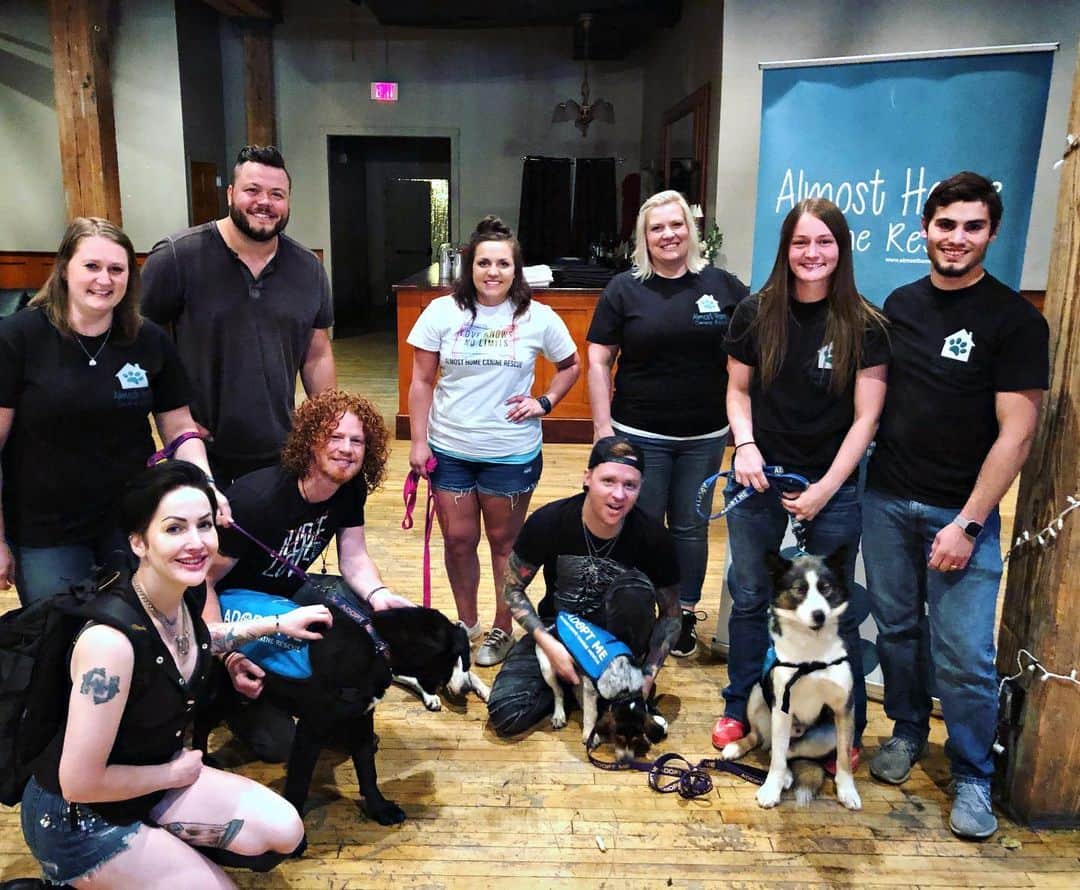 ヒンダーのインスタグラム：「Huge thanks to @almosthomecaninerescue for everything that you do! If you’re in the #siouxfalls area, come out and adopt one of these awesome puppies! #hinder #tour #rescuedogsofinstagram」