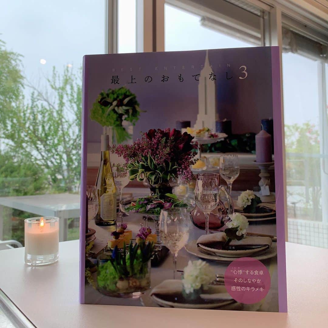 梅宮アンナさんのインスタグラム写真 - (梅宮アンナInstagram)「素敵な本をご紹介いたします🌟  素敵なお食事を作って、素敵なテーブルセッティングをして、 素敵なおもてなしを😊  この様な本を見て参考にしよう😊 最上のおもてなし3📖  以前友人のあっちゃんと、 @usako1963 共に フードコーディネーターの山田かずみさんのお宅にお邪魔して、お料理を作りました😄  @labranche2016  素敵な時間を過ごしました💕💕 皆さんも、この様な素敵な本を観て、感性を磨いて、お勉強をしよう🌟🌟🌟 #最上のおもてなし3 ＃料理教室#こえだニューヨーク#山田かずみさん#草士出版#フードコーディネーター」6月22日 7時03分 - annaumemiya