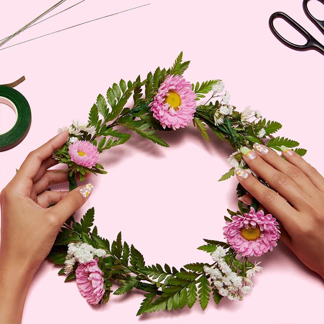 OPIさんのインスタグラム写真 - (OPIInstagram)「Happy #SummerSolstice ☀️ ! Today marks the first official day of summer! We're celebrating with #flowercrowns and #flowernails 🌸 Head to our stories for a how to! #ColorIsTheAnswer ﻿⠀ ﻿⠀ #Flowers #FloralNails #NailArt #Flowers #Solstice #Summer #nails #Nailart #NailDesigns #OPI」6月22日 7時04分 - opi