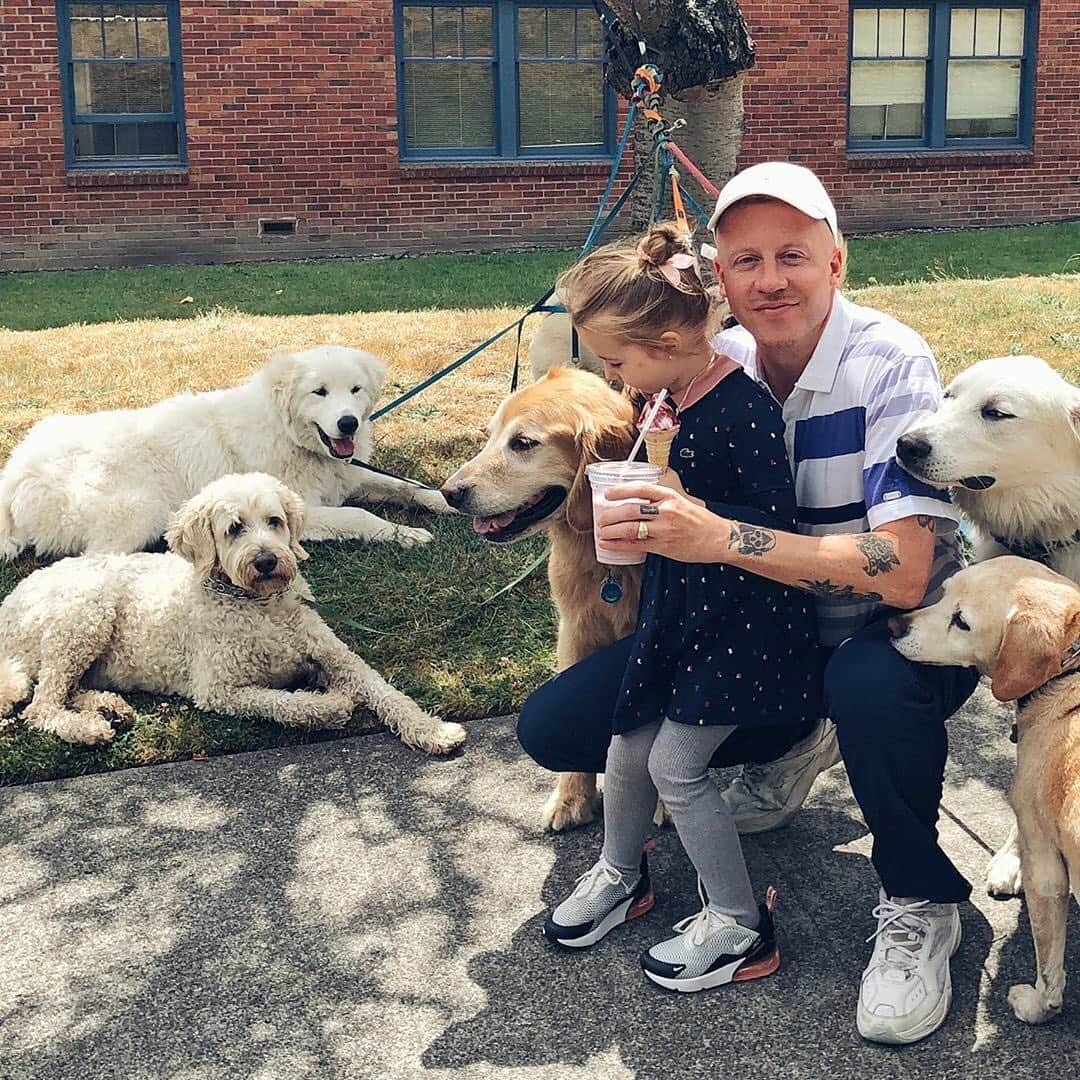 E! Onlineさんのインスタグラム写真 - (E! OnlineInstagram)「Okay, it's official. Our life goal is to be surrounded by Macklemore's dogs. (📷: @macklemore)」6月22日 7時16分 - enews