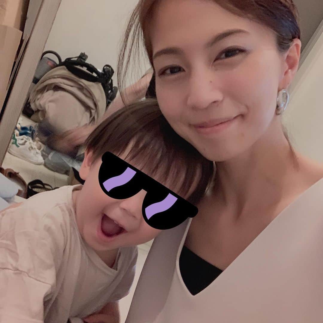 安田美沙子さんのインスタグラム写真 - (安田美沙子Instagram)「息子が日に日に喋って、日に日に大きくなっていく。ふいに後ろから抱きついてくれる。 子供の成長ってほんとに早いなぁ。。。 三枚目は、自分の靴をうちの頭に当ててきた。ウサギさん🐰らしい。毎日、毎日、おもしろいなぁ😊❤️ . . .  今日はどんな発見があるのか楽しみだね⭐️ . . #instagood  #boy #25monthsold  #mama #キュンとする #男の子 #うさぎさん」6月22日 7時10分 - yasuda_misako
