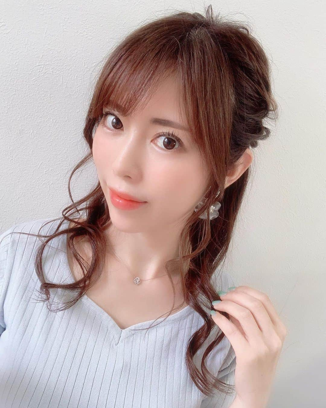 さわいえりさんのインスタグラム写真 - (さわいえりInstagram)「可愛いヘア💕  渋谷にあるキマル(@kimaruhairstaff )で 可愛いハーフアップにして頂きました♪  お気に入りです✨ またお願いしたいなぁ☺️ ・ ・ トップスlvn411-0536 @lerevevaniller ・ ・ ・ ・ ・ ・ ・ ・ ・ ・ ・ #lerevevaniller #vaniller_style #pr #ヘアセット#ヘアモデル#サロモ#ハーフアップ」6月22日 7時14分 - beauty_eri7