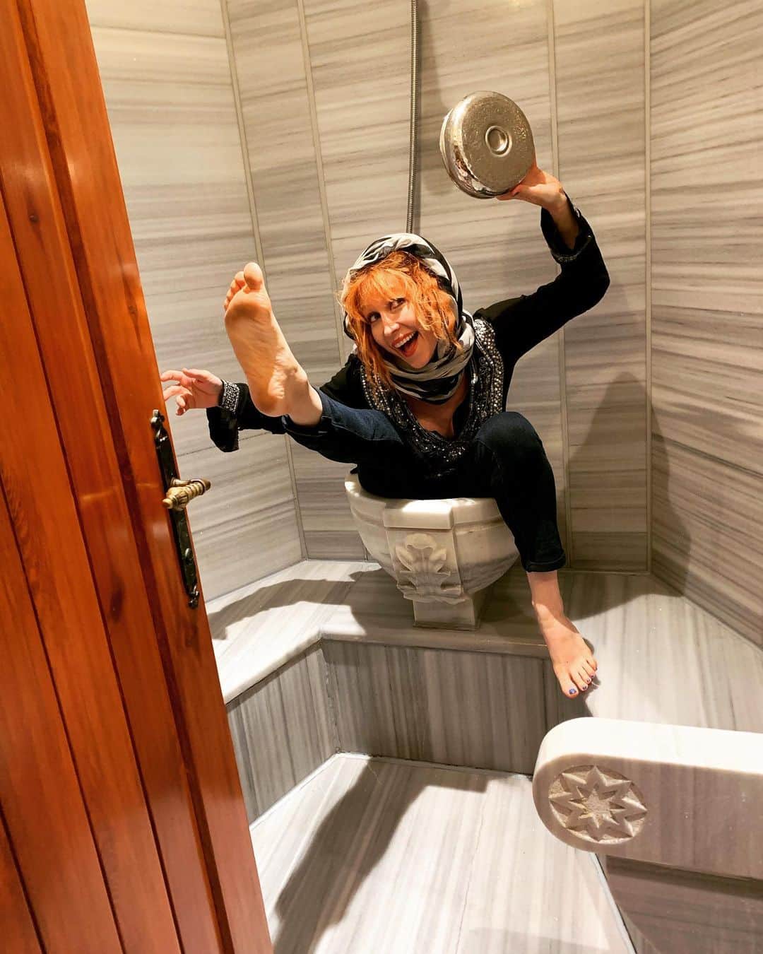 ボニー・モーガンさんのインスタグラム写真 - (ボニー・モーガンInstagram)「Am I doing this Turkish Bath thing right? #adventuresofbendybonnie #shenanigans #turkishbath #clowningaround #istanbul #notconstantinople #bendybonnie」6月22日 7時14分 - bendybonnie
