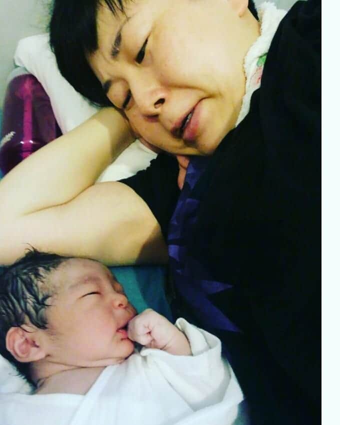 鈴木おさむさんのインスタグラム写真 - (鈴木おさむInstagram)「2015年の今日、息子、笑福が生まれて来ました。今日で4歳。笑福の成長、妻の母親としての変化を一番近くで見ることが出来る幸せ。ありがとう。」6月22日 7時21分 - osamuchan_suzuki