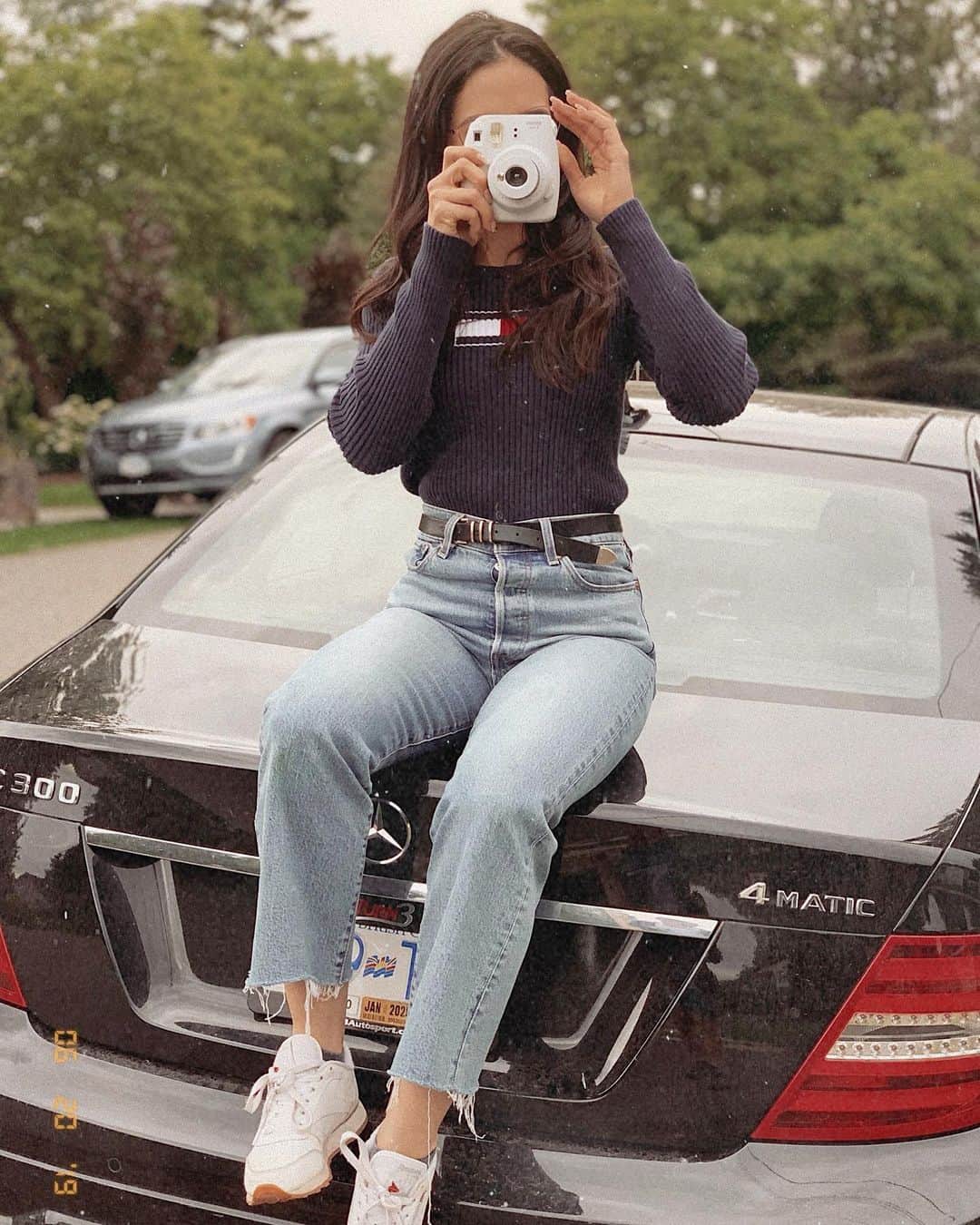 Sarah Ramadanのインスタグラム：「PSA: anxiety is DRAINING. so it’s okay to take time off from life to take care of yourself!!! ⠀ it’s okay to say no to plans  or activities that objectively seem simple. it’s also MORE than ok to take a deep breath and slow your pace, elongate your breaths, and get back in touch with yourself. ⠀ i’ve been guilty of making myself anxious about my anxiety for yearssss. learned the hard way that that just doesn’t work! 🥴 ⠀ just a gentle reminder in case you needed it before the weekend festivities begin💜」