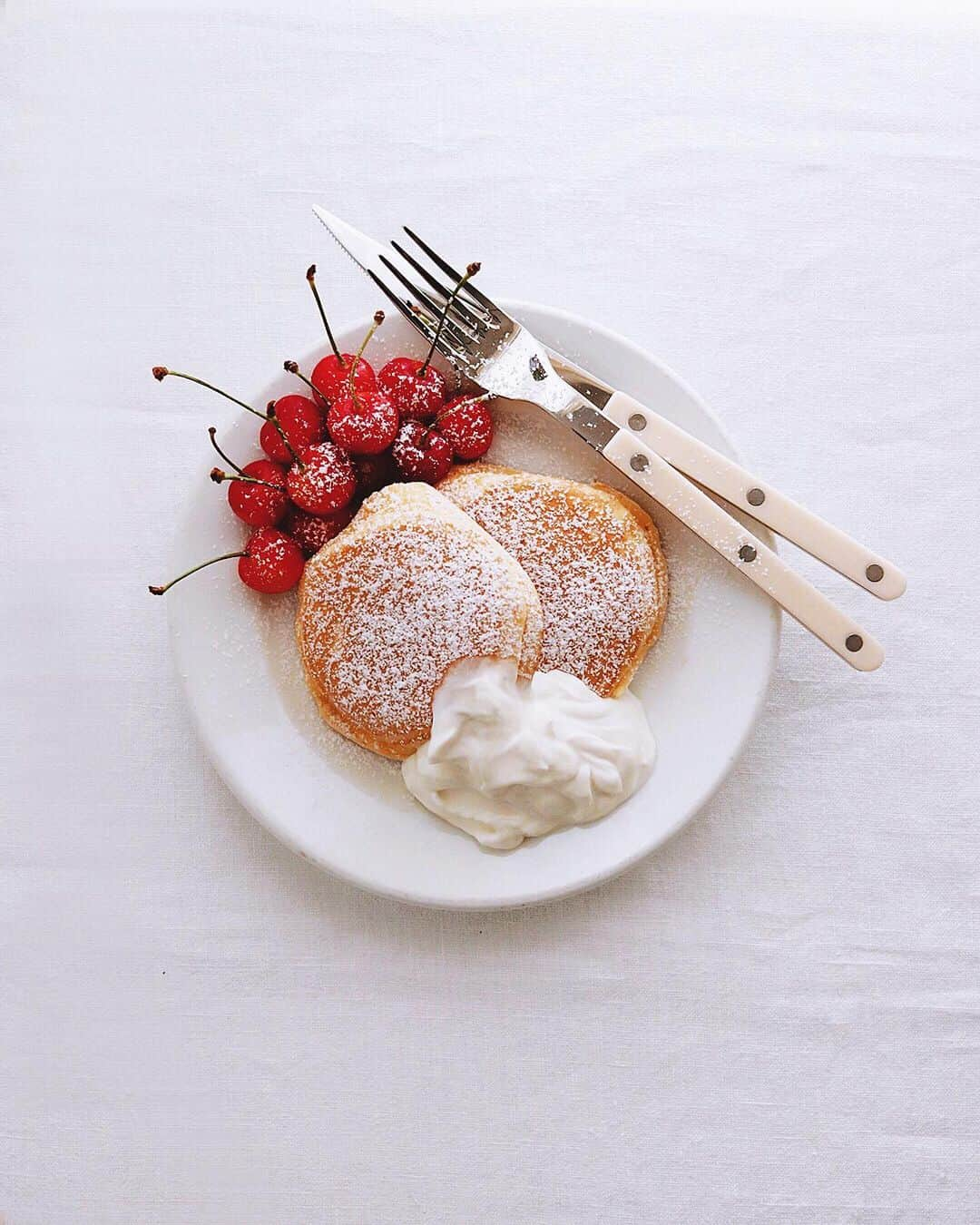 樋口正樹さんのインスタグラム写真 - (樋口正樹Instagram)「breakfast pancake . 朝食にパンケーキ。 水切りヨーグルトと さくらんぼ添えて。 . . #パンケーキ #水切りヨーグルト #今日の朝食 #breakfastpancake #pancake #sabreparis」6月22日 7時32分 - higuccini