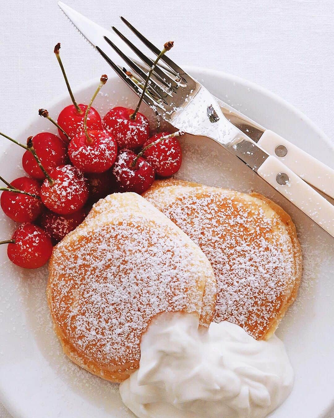 樋口正樹さんのインスタグラム写真 - (樋口正樹Instagram)「breakfast pancake . 朝食にパンケーキ。 水切りヨーグルトと さくらんぼ添えて。 . . #パンケーキ #水切りヨーグルト #今日の朝食 #breakfastpancake #pancake #sabreparis」6月22日 7時32分 - higuccini