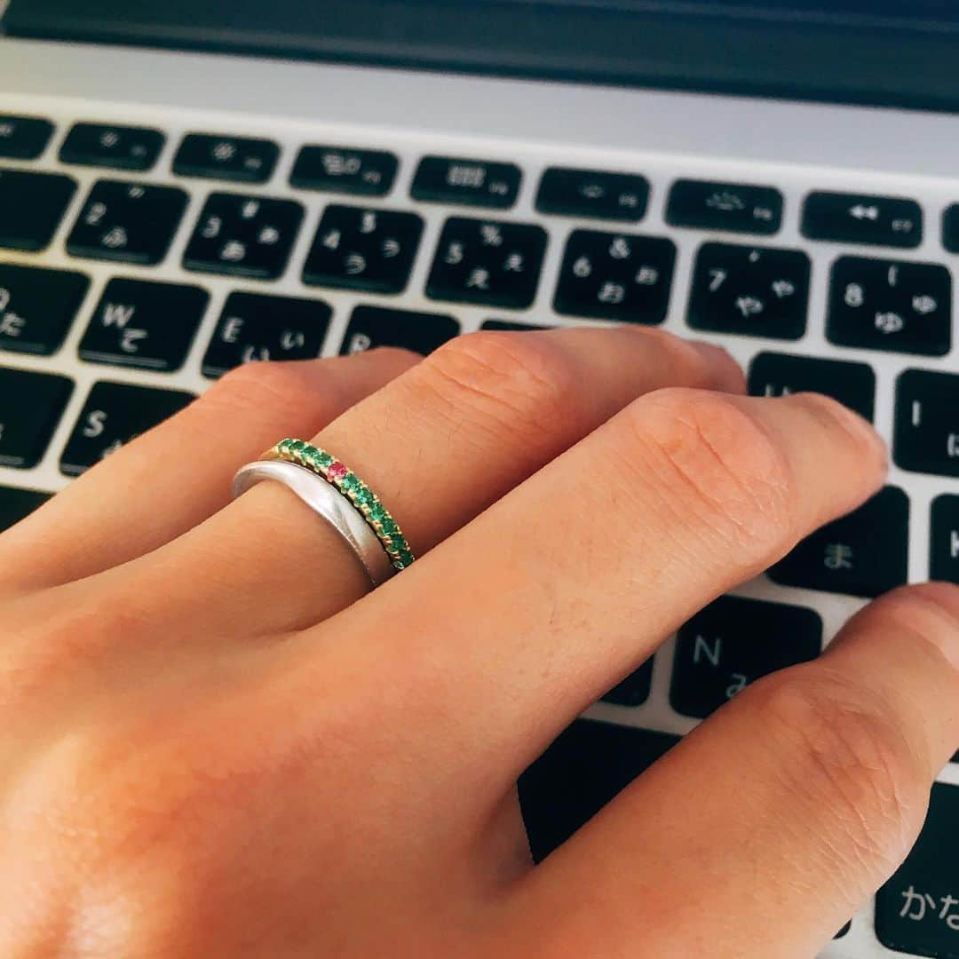momoroさんのインスタグラム写真 - (momoroInstagram)「@marcmirren様からリングとバングルをいただき、その後仕事中につけてます。 結婚指輪と重ね付けしてるけどいい感じ😊  ebba  bangleと大好きな緑色の sofia green　ringをえらびました。  クーポンコードを発行していただきました。15％オフになります。 momoro15，15％off #marcmirren #pr投稿」6月22日 7時33分 - momoro6666