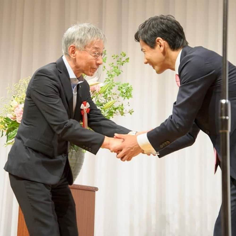 山本左近さんのインスタグラム写真 - (山本左近Instagram)「6/19に行われた、山本左近総決起大会 (後編)  全国から大勢の皆様にお集まり頂きまして、本当にありがとうございました！！m(_ _)m  後援会会長、介護や獣医関係の支援団体の皆様や、 モータースポーツの恩師 関谷正徳さんと柿元邦彦さん、茶道の師匠である武者小路千家若宗匠千宗屋さんにも激励のご挨拶を頂きました。  そして、決意表明をさせて頂きました！！ これがゴールではなく、これからがいよいよ本番です。  大決戦始まるまであと約11日  頑張ろう三唱を務めてくれたのは地元から駆けつけてくれた豊橋市議で同年代の尾崎雅輝先生‼️ 最後まで全力で頑張って参ります！！ 引き続き宜しくお願い致します！！！ #山本左近  #総決起大会 #有楽製菓 #老健 #福祉用具 #介事連 #獣医 #柿元邦彦 #関谷正徳 #千宗屋 #武者小路千家 #尾崎雅輝 #豊橋 #市議」6月22日 7時45分 - sakon_yamamoto