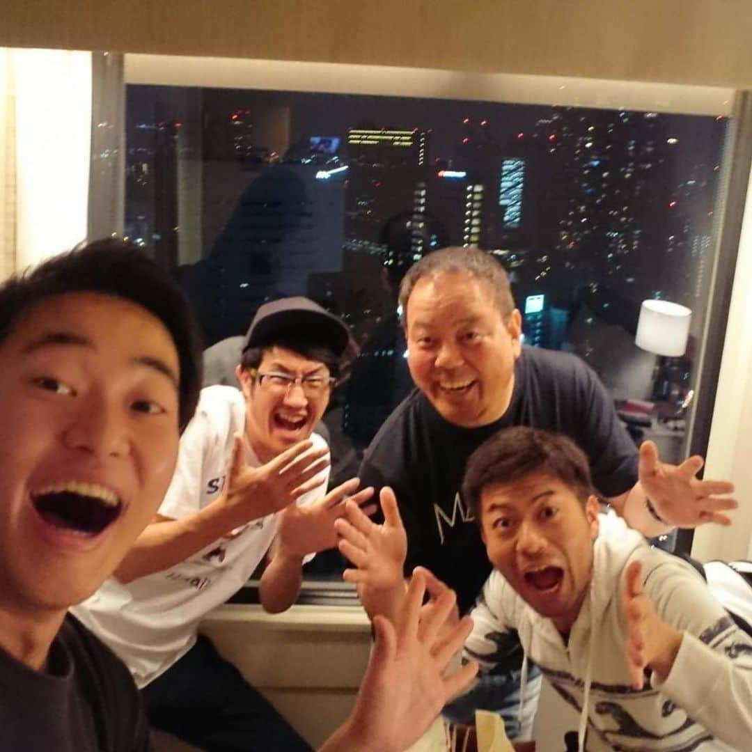 ほんこんさんのインスタグラム写真 - (ほんこんInstagram)「おはようございます🌞 昨夜は正義のミカタ旧スタッフが誕生日を祝って下さいました。 プレゼント🎁に赤のハット サイズめっちゃでかい！どんだけ頭でかいとおもとんねん 有難うございます❣️ #正義のミカタ #スタッフ  #誕生日プレゼント #ハット #ほんこんの花屋さんbloom  #海蔵kaizou  #mabujigraphic  #ほんこん」6月22日 7時57分 - hongkong2015_4_9