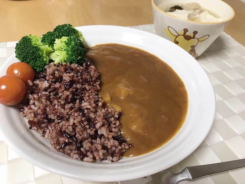 mahoさんのインスタグラム写真 - (mahoInstagram)「(*´꒳`*)🌸横にスワイプしてね👉 。 先日の#晩御飯 は#カレー 🍛 夏こそ#カレー が食べたくなる(　≖´౪≖｀)✨ 。 。 お米は#山形県 さんの#玄米 の#もっちり玄米ごはん  を❤️ どうしても食べたくて買ったの(*´꒳`*)🌸 。 。 電子レンジで2分温めて…開けると香ばしい#玄米 の匂いが(　≖´౪≖｀) 。 #もっちり玄米ごはん に作った#カレー を かけて食べてみたけど、食感がプチプチしていて お米ももっちり ❤️ 。 。 美味しすぎたー✨ もう1パック買っとけばよかったと後悔😭 。 。 もちもちしていて食品添加物不使用で食感もGOOD！ #玄米 だから身体にいいし#ダイエット 中でも食べたくなる#もっちり玄米ごはん (*´꒳`*)🌸 。 。 もう1パック頼んじゃお❤️ 。 。 。 。 気になる方は#もっちり玄米ごはん で検索してね(*´꒳`*) 。 。 。 。 。 。 。 。 、 。 。 。 。 #もっちり玄米ごはん#玄米#玄米生活#PR #fashion#shooting#fashionmodel #もちもち#美味しい#米#dinner#和食#cooking#クッキングラム#diet  #トレーニング#gym#減量#bodymake#格闘技#パーソナルトレーニング  #美容#アンチエイジング#ヘアスタイル#食べ歩き #東京」6月22日 8時08分 - i.0ff1cia1._.m.ah.0