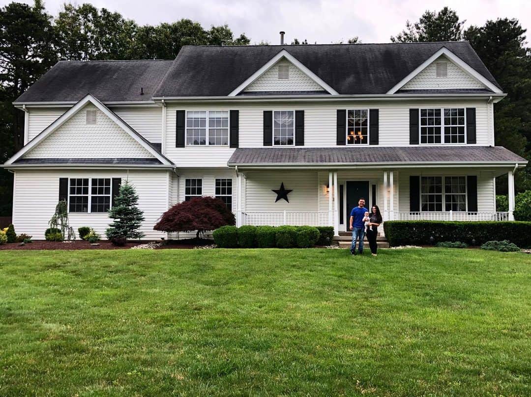 のインスタグラム：「Our new home ❤️ 🏡👪🐶」